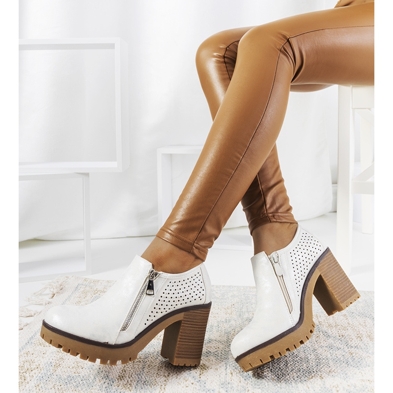 Stříbrné boty na postu Noemi bílý 1