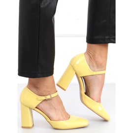 Lodičky vystavené na sloupku Frida Yellow žluť 1