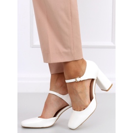 Lodičky vystavené na sloupku Frida White bílý 1
