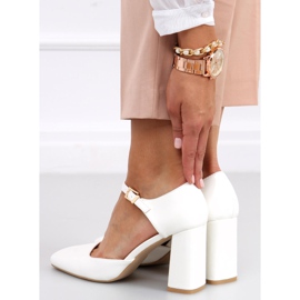 Lodičky vystavené na sloupku Frida White bílý 2