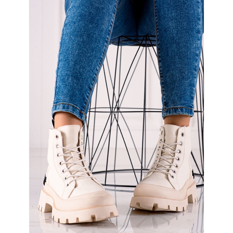 Lapače na platformě S. Barski béžový 2