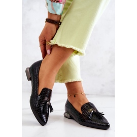 Vinceza Lakované mokasíny krokodýlí vzor s černými třásněmi Pharell černá 2 Vinceza Lakované mokasíny krokodýlí vzor s černými třásněmi Pharell černá 2