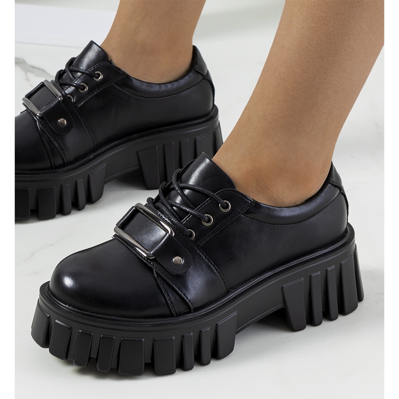 Černé boty na traktorové podrážce od Sallie černá 2