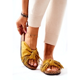 Žluté žabky s korkovou podrážkou a třásněmi žlutá 3