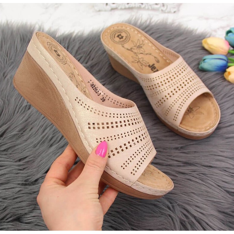 Prolamované pantofle na klínku Jezzi W JEZ288B zlaté zlatý 1