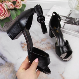 Černé sandály na sloupku Vinceza W JAN96A černá 1