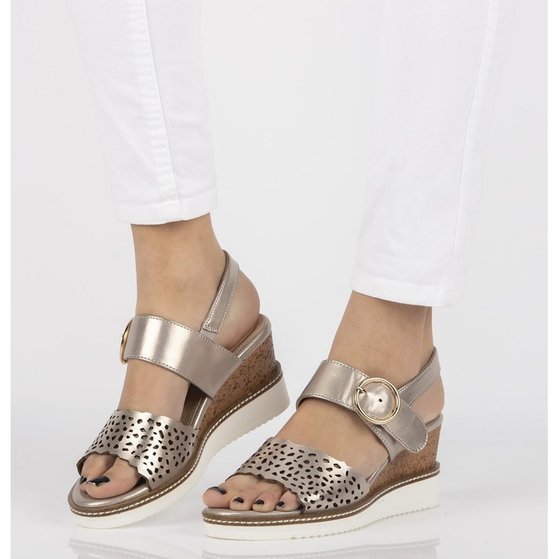 Sandály na klínku Filippo DS2077 / 21 Go golden zlatý 1