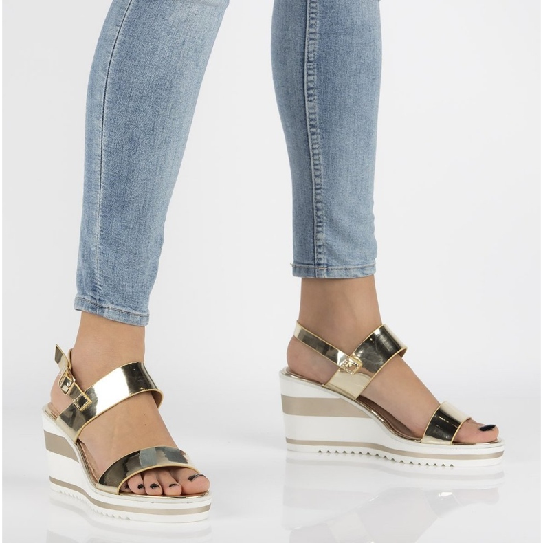 Sandály na klínku Filippo DS2094 / 21 Go golden zlatý 1