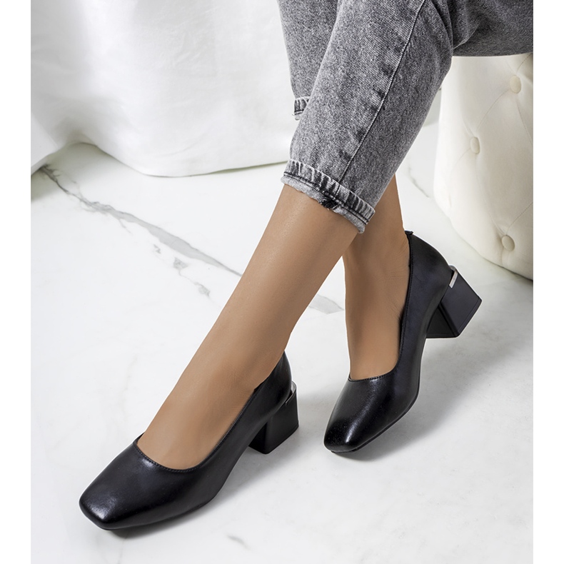 Černé kožené lodičky na sloupku Vasila černá 1