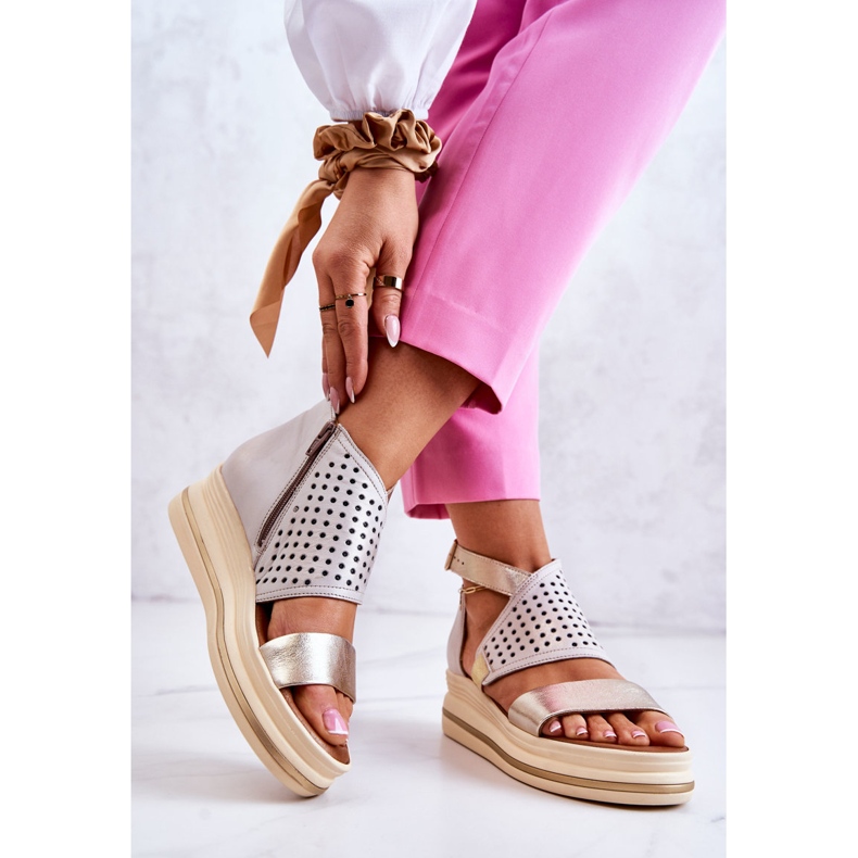 Kožené sandály na klínku Maciejka 05356-25 Béžová a zlatá zlatý 2
