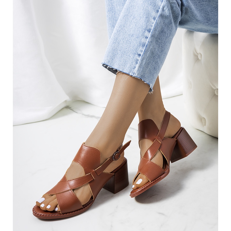 Hnědé kožené sandály na sloupku Destina hnědý 1