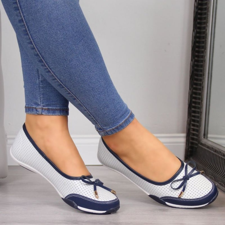 Dámské bílé kožené prolamované baleríny eVento 2