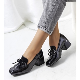 Černé lakované boty na vysokém podpatku značky Monisha černá 1