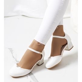 Bílé lodičky na nízkém sloupku od Lynden bílý 1 Bílé lodičky na nízkém sloupku od Lynden bílý 1