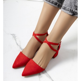 Červené lodičky na sloupku Hyde 1