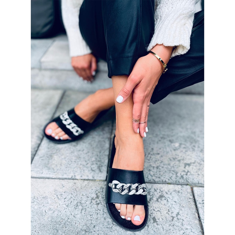 Černé pantofle Tilia s řetízkem černá 2 Černé pantofle Tilia s řetízkem černá 2