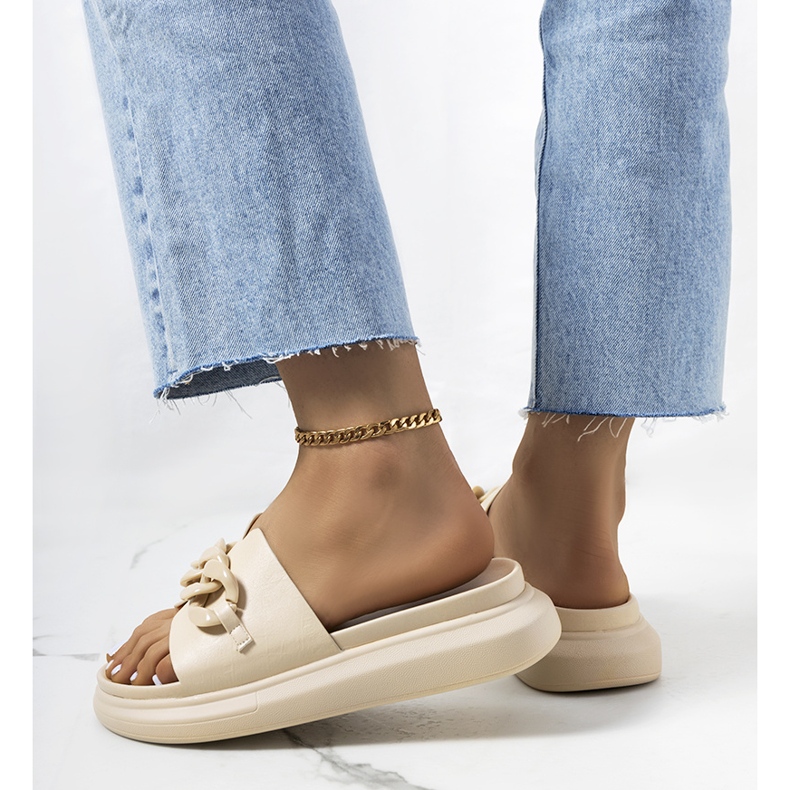 BM Béžové pantofle s řetízkem Levy béžový 1