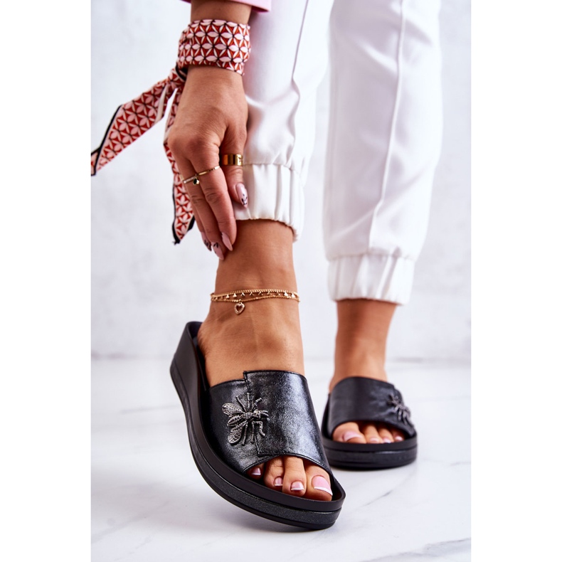 Vinceza Módní dámské pantofle s ozdobou černé dírky černá 1