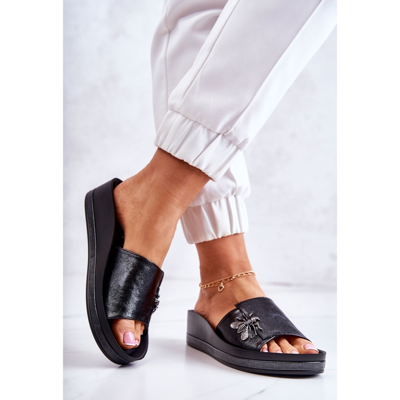 Vinceza Módní dámské pantofle s ozdobou černé dírky černá 2