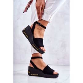 Vinceza Dámské semišové sandály na klínu černá Cortena 2