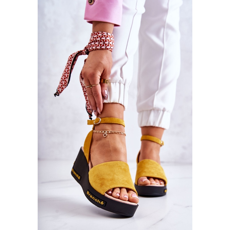 Vinceza Dámské semišové sandály na klínu žlutá Cortena 1