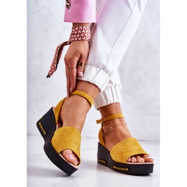 Vinceza Dámské semišové sandály na klínu žlutá Cortena 2