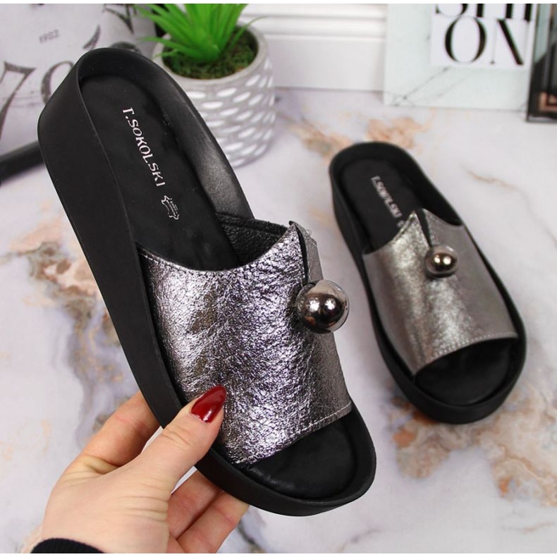 Kožené pantofle s ozdobnou kuličkou T. Sokolski W SCA165A stříbrná stříbrný 1