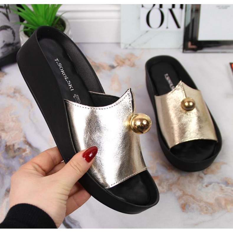 Kožené pantofle s ozdobnou kuličkou T. Sokolski W SCA165B zlatá zlatý 1