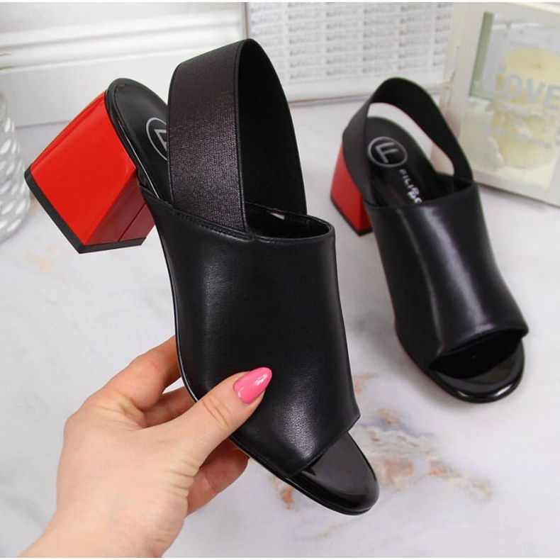 Kožené sandály s gumičkou Filippo W PAW352 černá 1