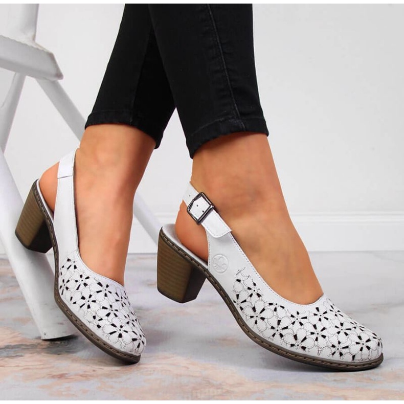 Kožené prolamované sandály Rieker W RKR531A bílé bílý 2