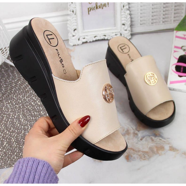 Kožené pantofle na klínku Filippo W PAW362B béžové 1