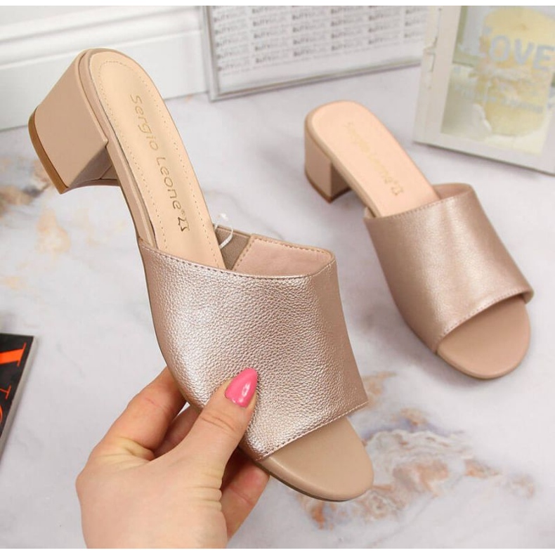 Pantofle na bloku Sergio Leone W SK375B béžové 1