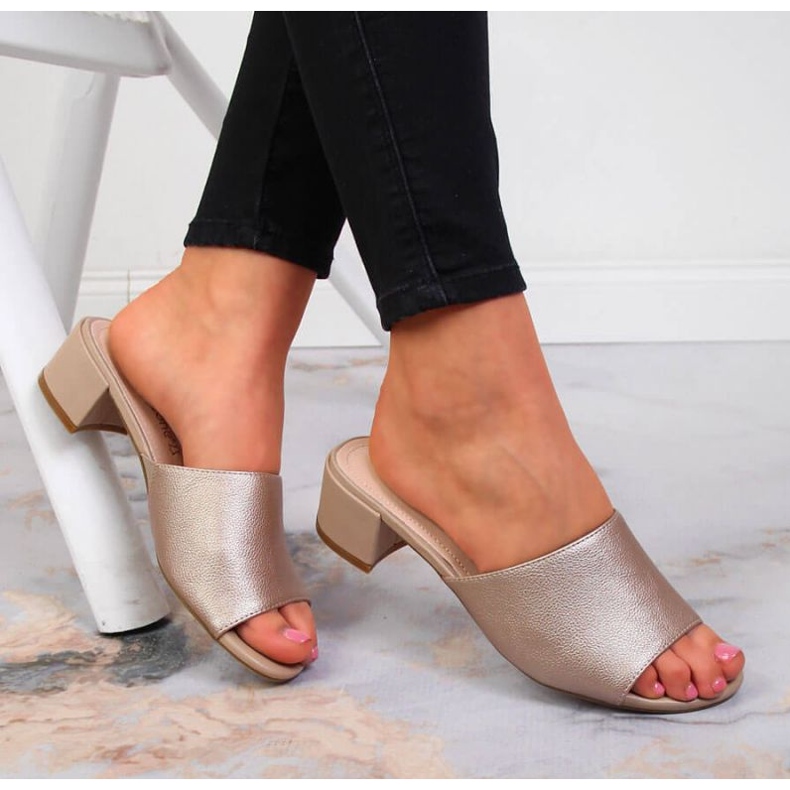 Pantofle na bloku Sergio Leone W SK375B béžové 2