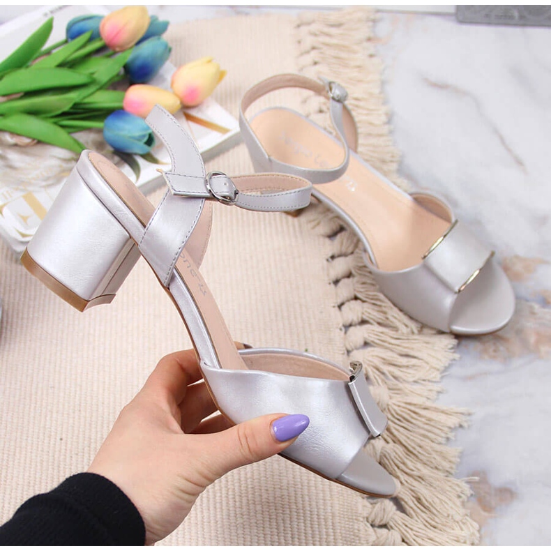 Sergio Leone Stříbrné sandály na sloupku od Sergia Leoneho béžový 1