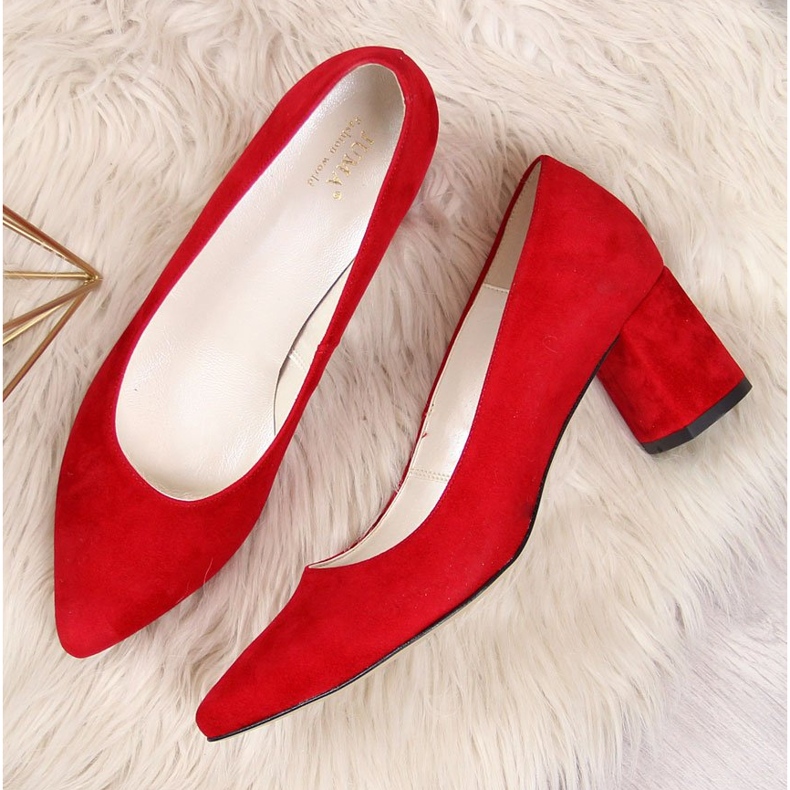 Lodičky na červeném semišovém sloupu Juma 2