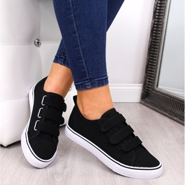 Černé nízké textilní tenisky Atletico na suchý zip černá 1