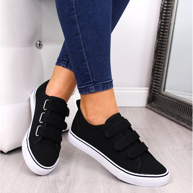 Černé nízké textilní tenisky Atletico na suchý zip černá 1