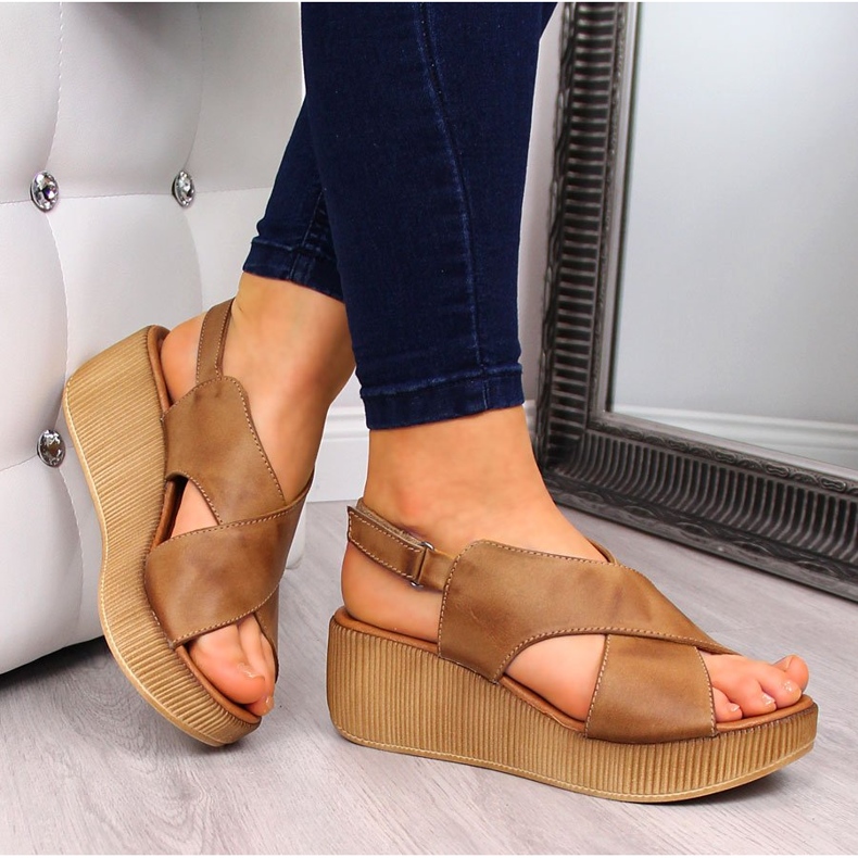 Dámské kožené sandály na hnědém klínku Dolce Pietro hnědý 1