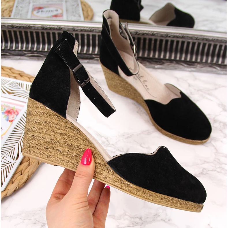 Kožené dámské sandály na černém klínku Filippo černá 2