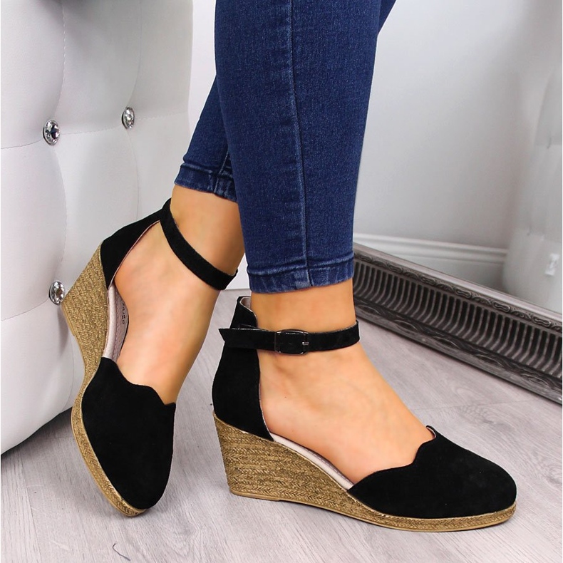 Kožené dámské sandály na černém klínku Filippo černá 1