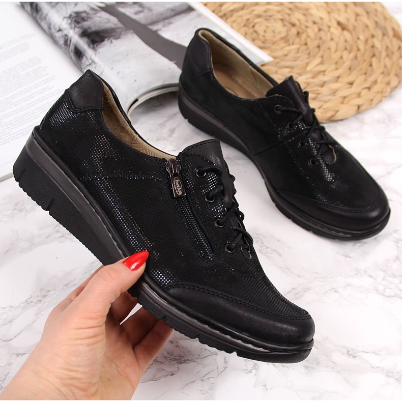 Černé lesklé kožené boty Helios 334 černá 1