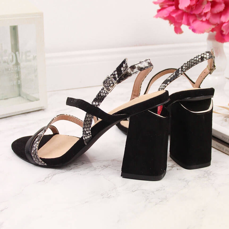 S.Barski Černé dámské sandály na hadovitém sloupku značky S. Barski černá 2 S.Barski Černé dámské sandály na hadovitém sloupku značky S. Barski černá 2