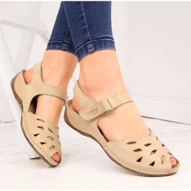 Dámské kožené sandály na béžovém klínku Helios 4011 béžový 1