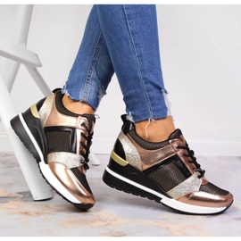 Dámské černo-zlaté boty na klínku Vinceza černá zlatý 1