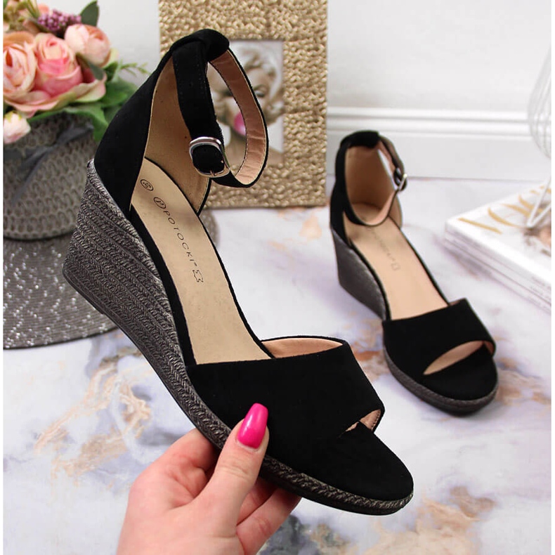 Dámské černé sandály na klínku Potocki černá 1 Dámské černé sandály na klínku Potocki černá 1