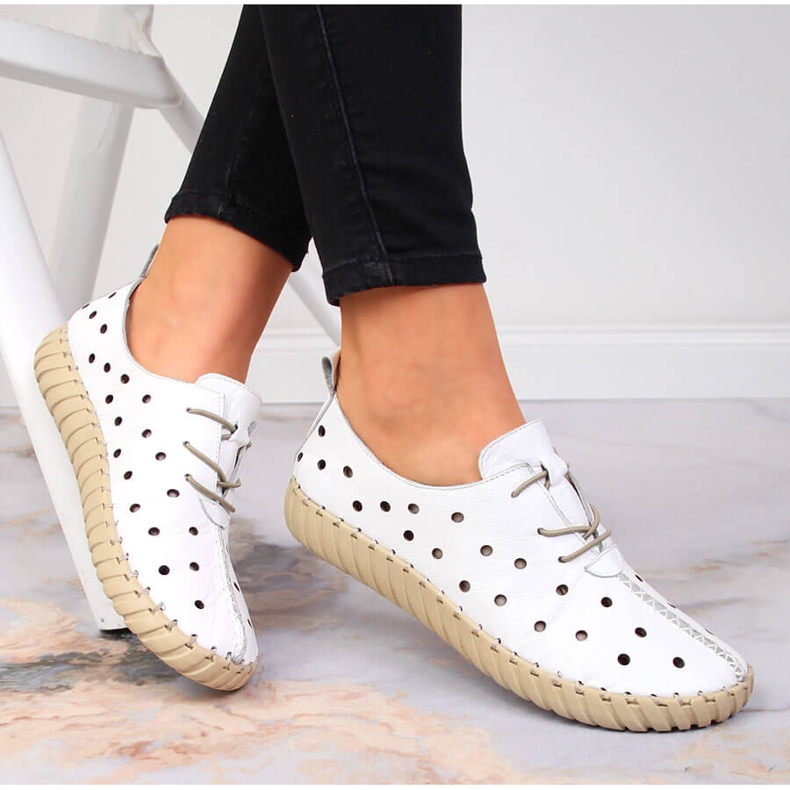 Bílé prolamované pohodlné boty Artiker bílý 2