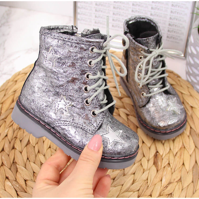 Dívčí teplé metalické stříbrné kozačky Kornecki 6216 stříbrný 1 Dívčí teplé metalické stříbrné kozačky Kornecki 6216 stříbrný 1