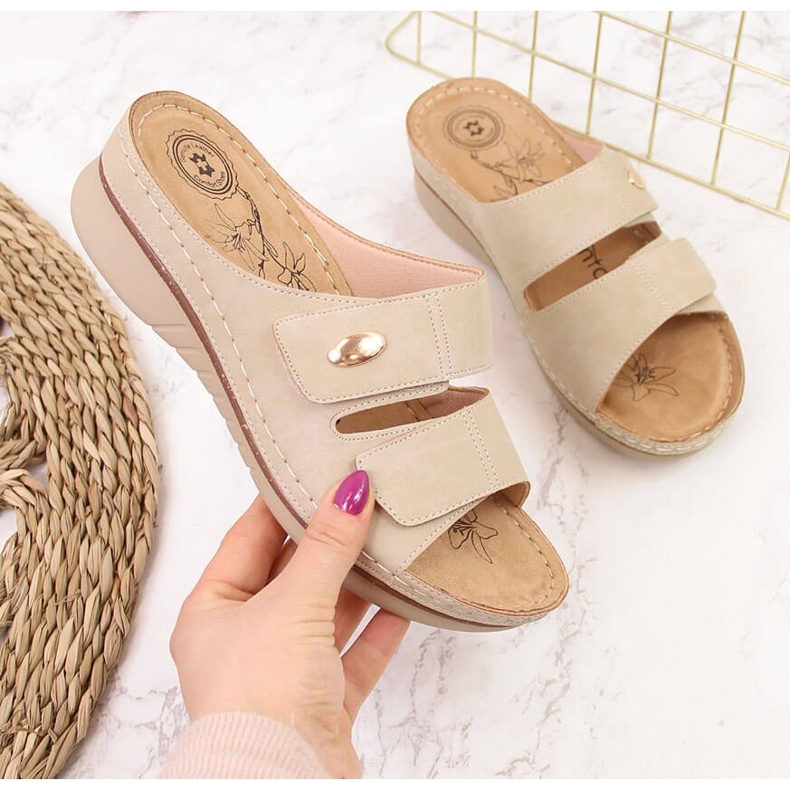 Pohodlné dámské béžové pantofle na suchý zip eVento béžový 2