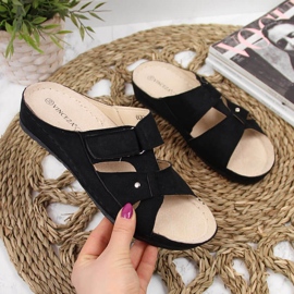 Dámské černé pantofle na klínku Vinceza černá 2