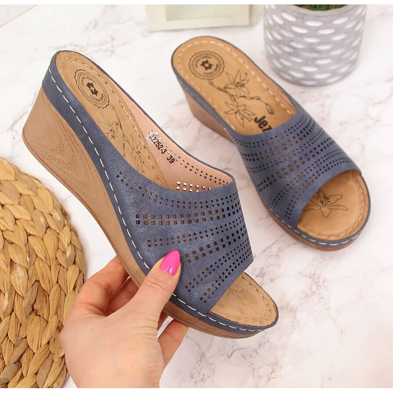 Dámské tmavě modré pantofle na klínku Jezzi námořnická modrá 2